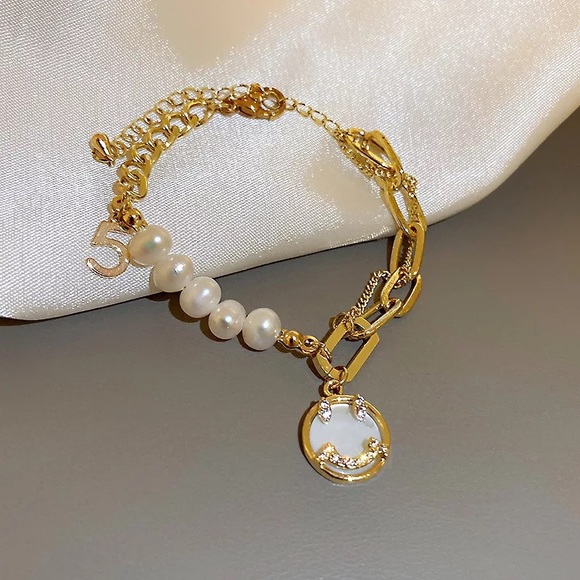 Vintage Jewelry - Vintage Statement Pearl Round Pendant Gold Bracelet